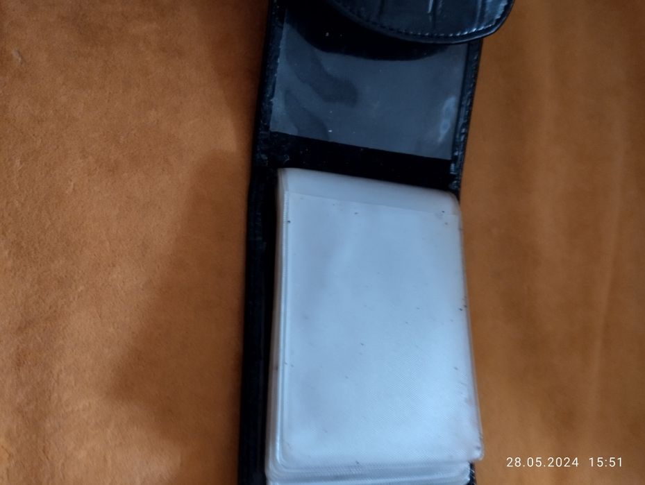 Продам кожаную визитнтцу