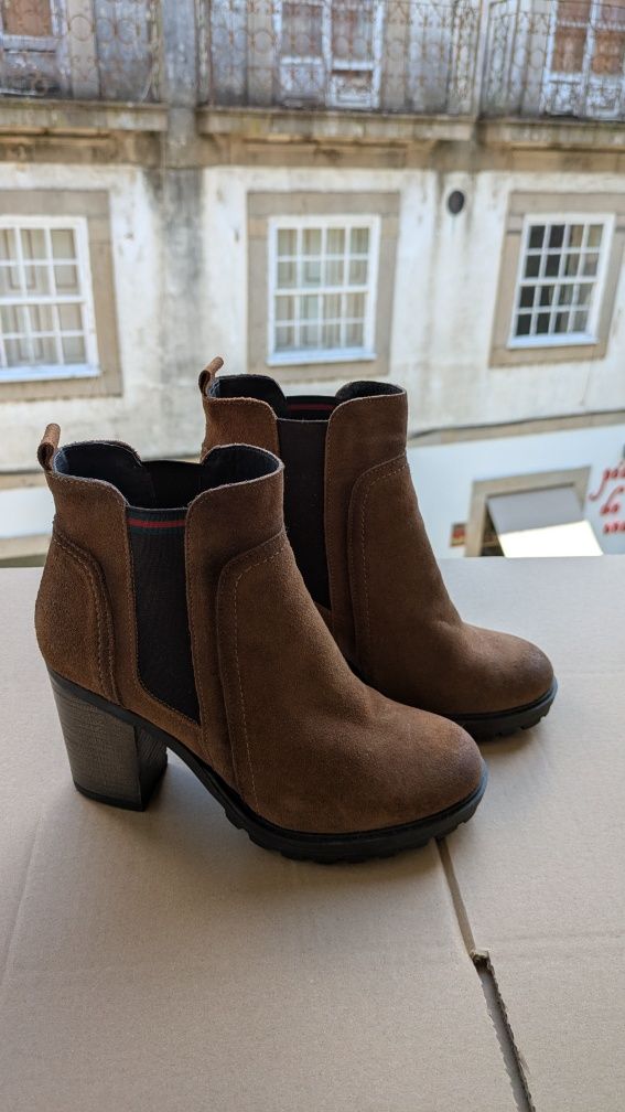 Botas novas em camurça castanha – estilo Chelsea