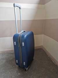 walizka średniej wielkości w kolorze niebieskim