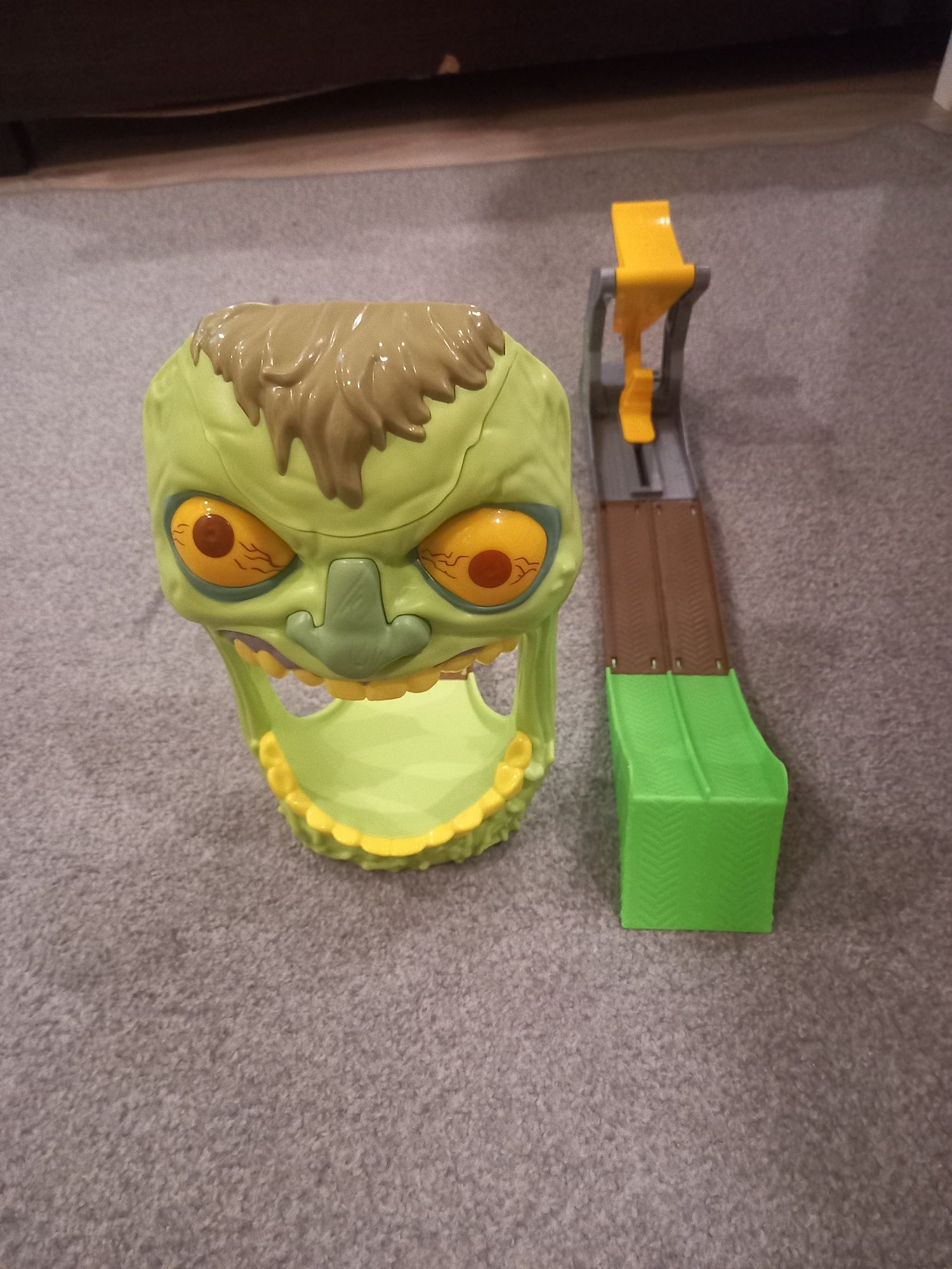Zestaw hot wheels atak zombie