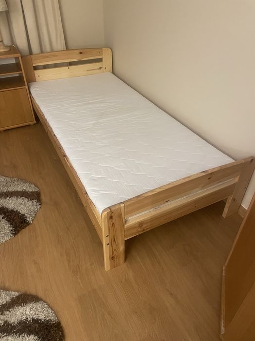 Łóżko z materacem