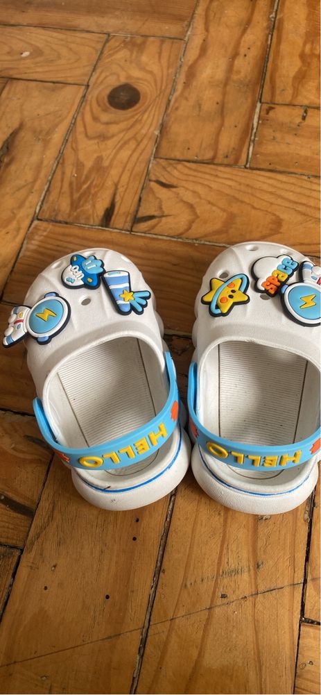 Crocs space crianca