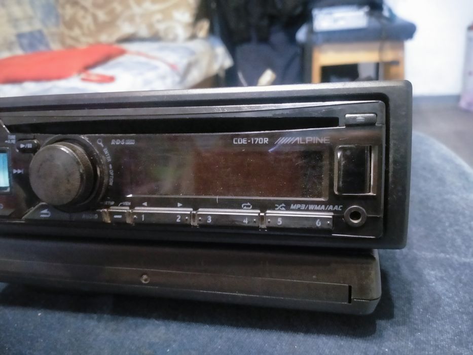 Alpine CDE-170R магнитола с блютузом