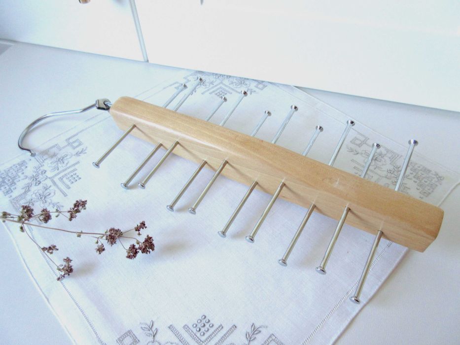 Drewniany  wieszak na paski  krawaty apaszki