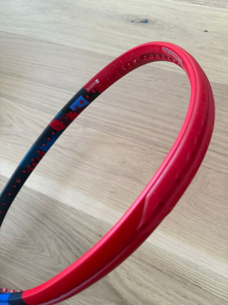 Rakieta tenisowa Yonex vcore 100 o wadze 300g, rączka 2