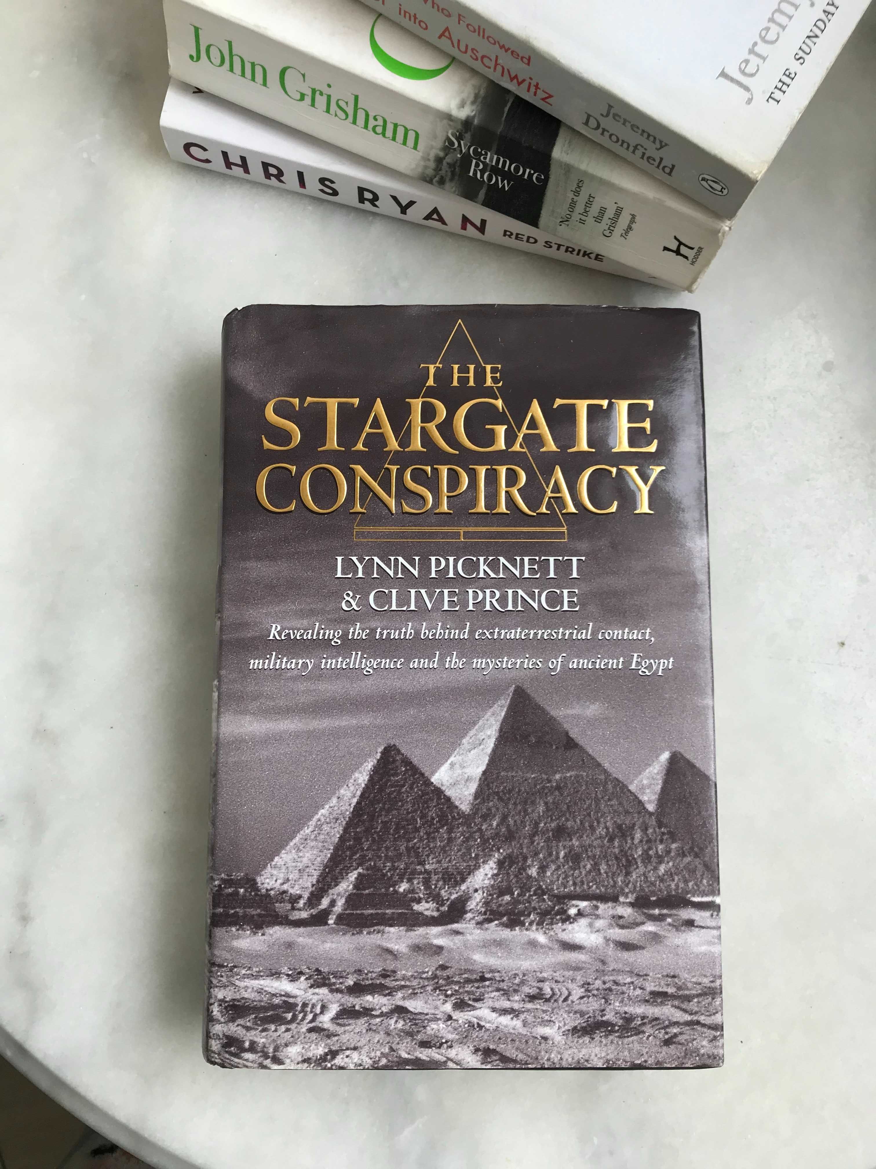 Розкішна книга з ілюстраціями The Stargate Conspiracy by Lynn Picknett
