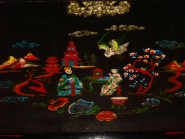 Baú Arca chinês com aplicações em latão