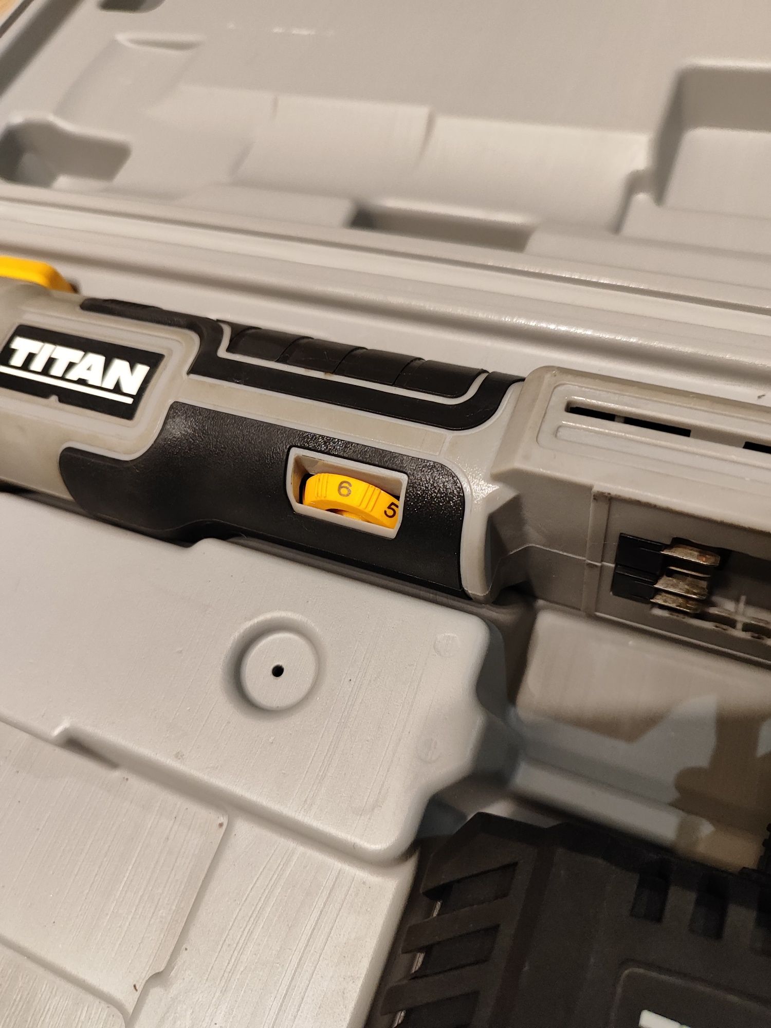 Urządzenie wielofunkcyjne/Multitool Titan, kompletne