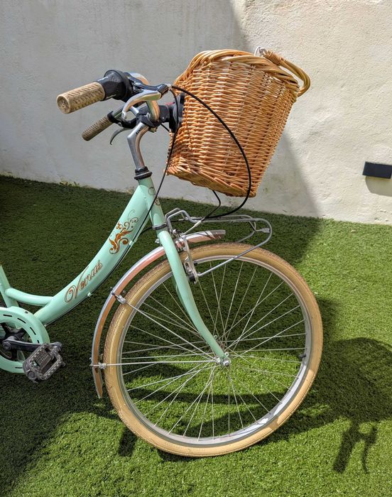 Bicicleta Clássica de Senhora com Cesto e Capacete - Nova