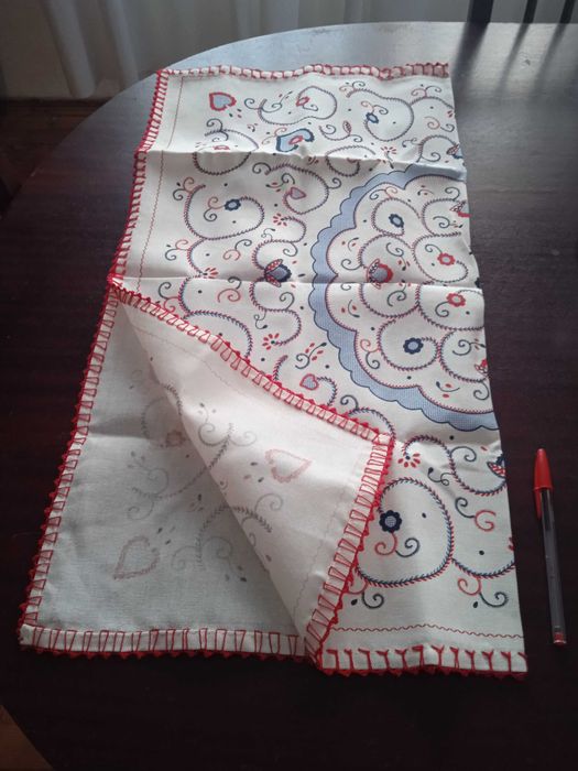 Toalha de mesa bordada à mão