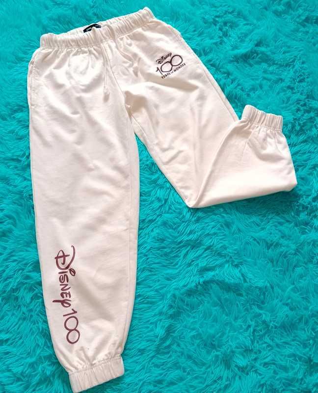 Spodnie
Luźne joggery z nadrukiem na dole i ociepleniem wewnątrz
