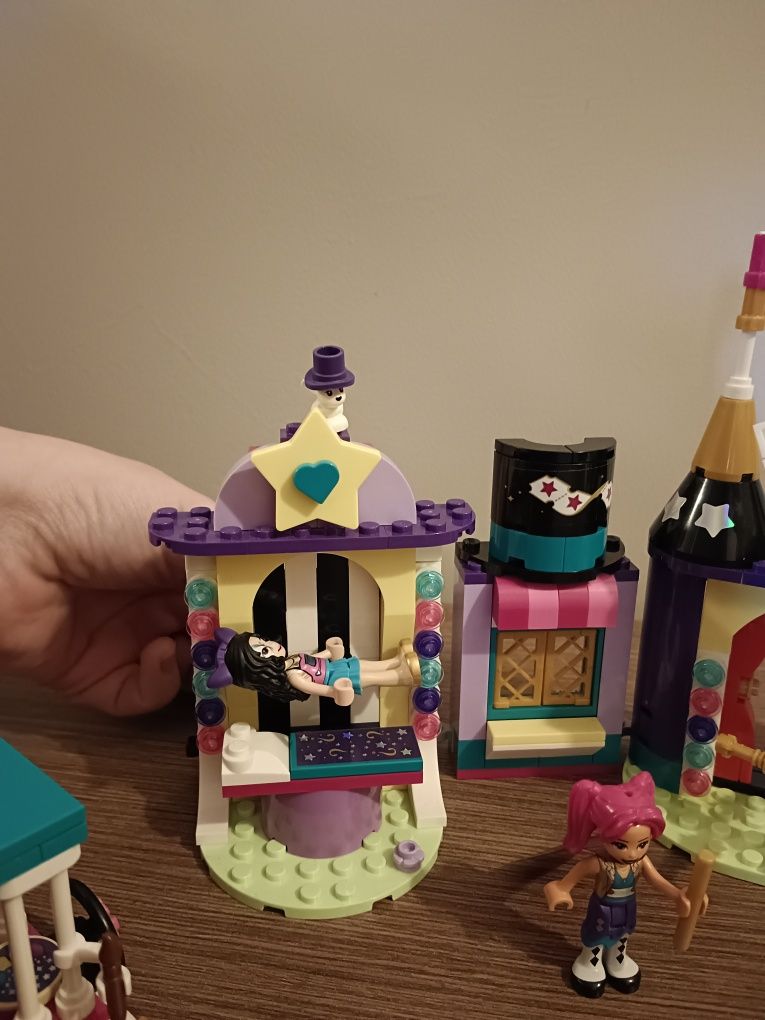 Magiczne stoiska w wesołym miasteczku LEGO friends 41687