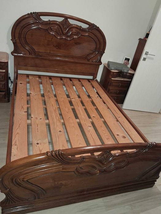 Mobíliário de quarto, cama de casal e mesinhas de cabeceira.