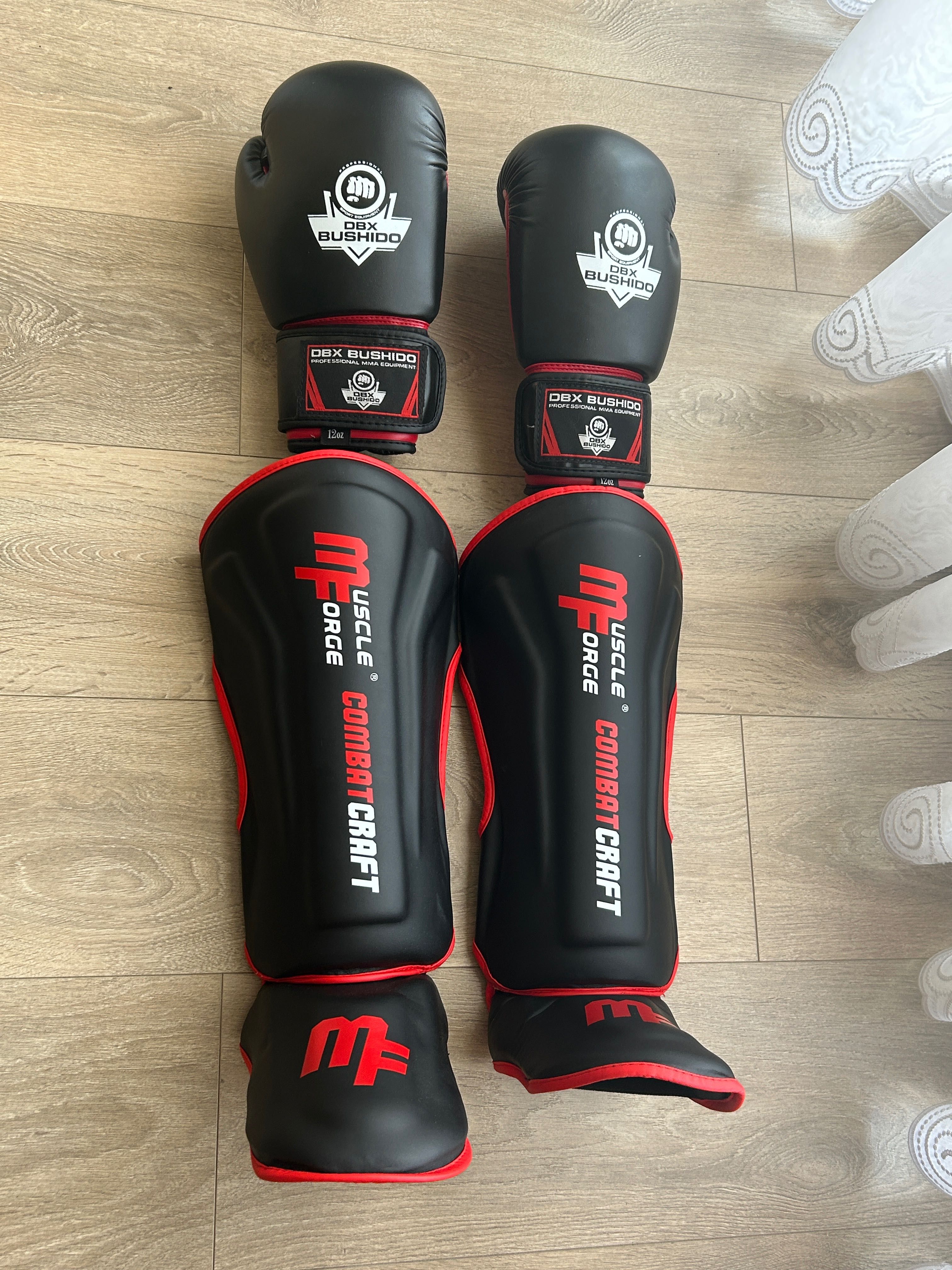 Zestaw do kickboxingu - ochraniacze na piszczele i rękawice 12oz BDB