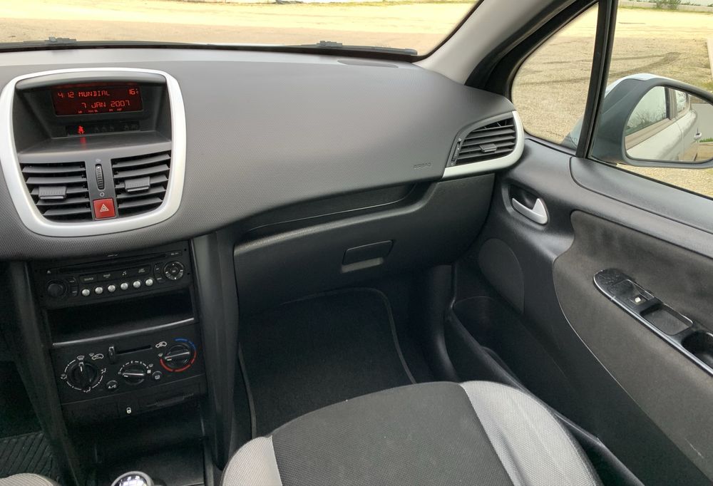 Peugeot 207 // motor de corrente // 195 mkms //AC// Isofix