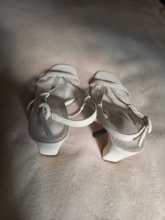Białe sandały na obcasie