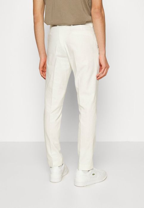 Garnitur biały z dodatkiem lnu Slim fit Isaac Dewhirst 42