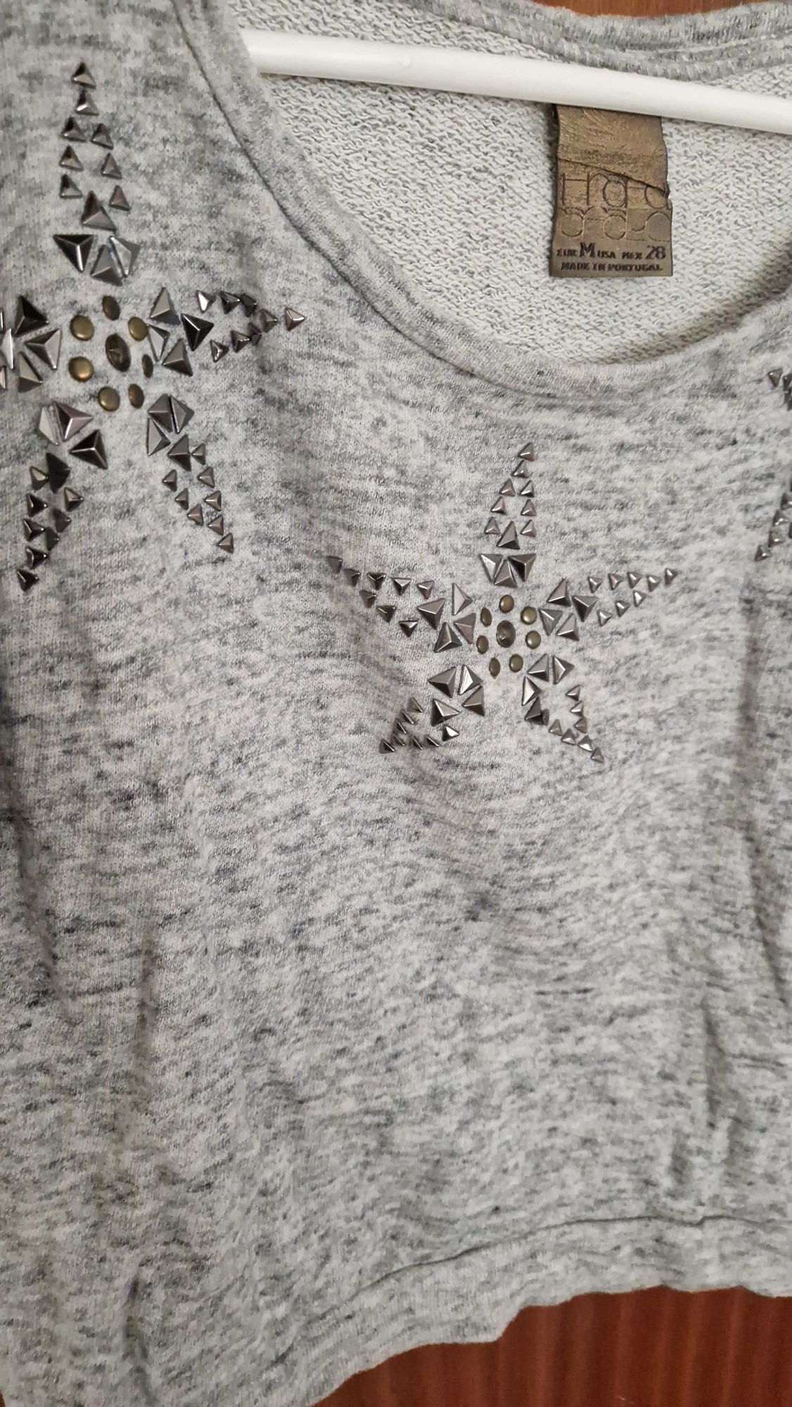 Camisola de manga curta cinzenta com estrelas