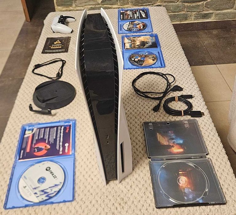 Konsola Sony Playstation 5  PS5 z napędem 825 GB  + 3 gry OKAZJA