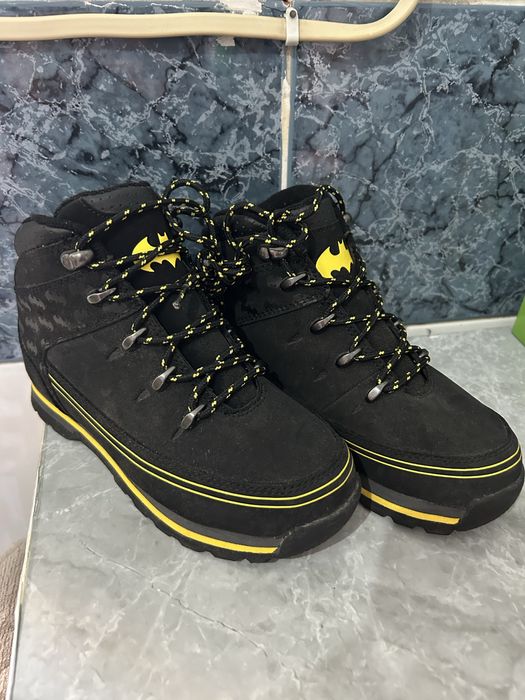 Vendo botas do Batman n32 nunca usadas