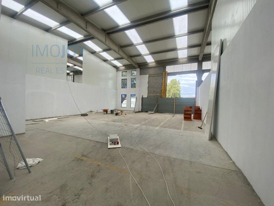 Armazém para Arrendamento na Zona Industrial do Pau Queimado no Mon...