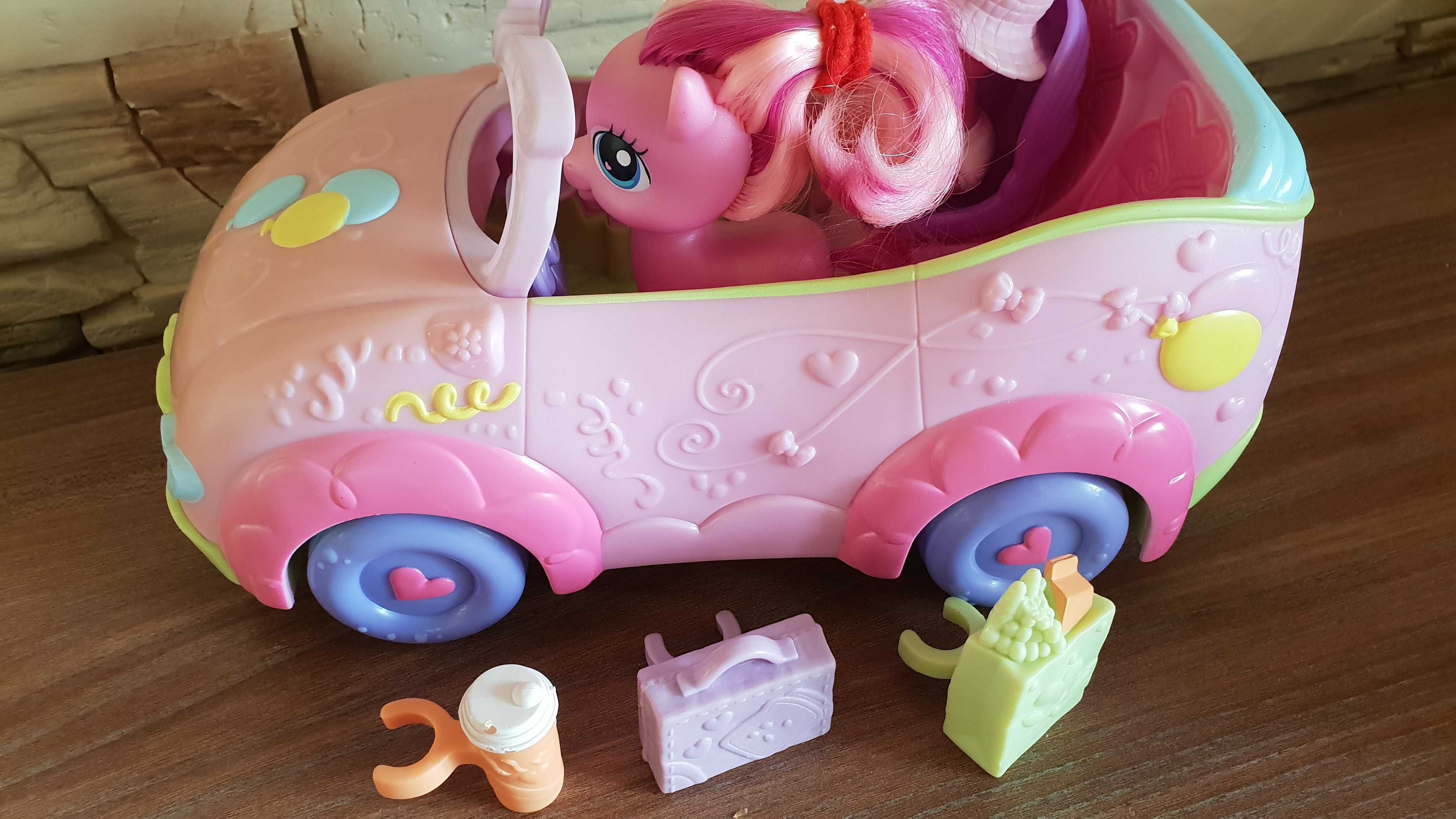 Koniki Pony z samochodem.