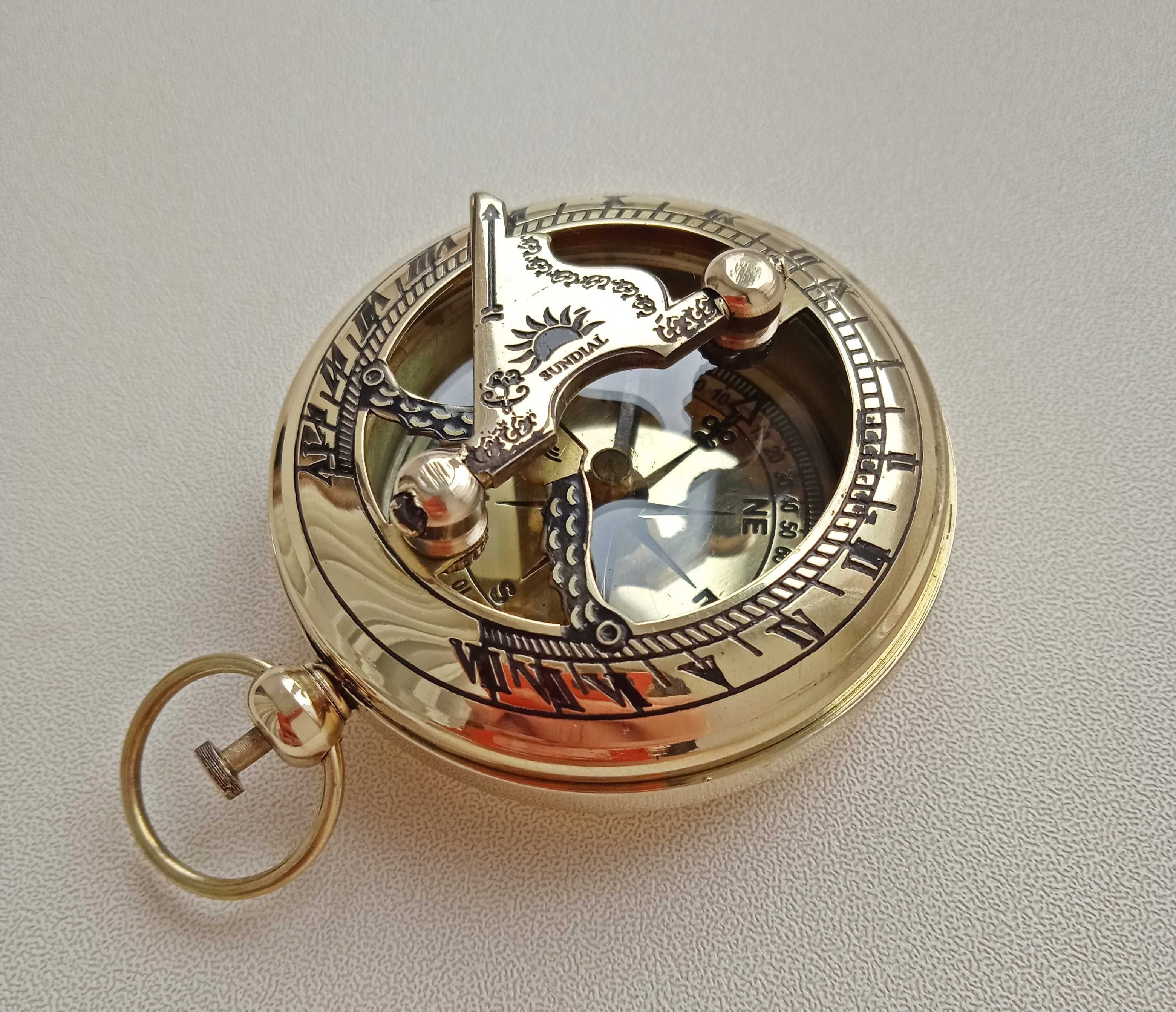 Латунний кишеньковий компас із сонячним годинником