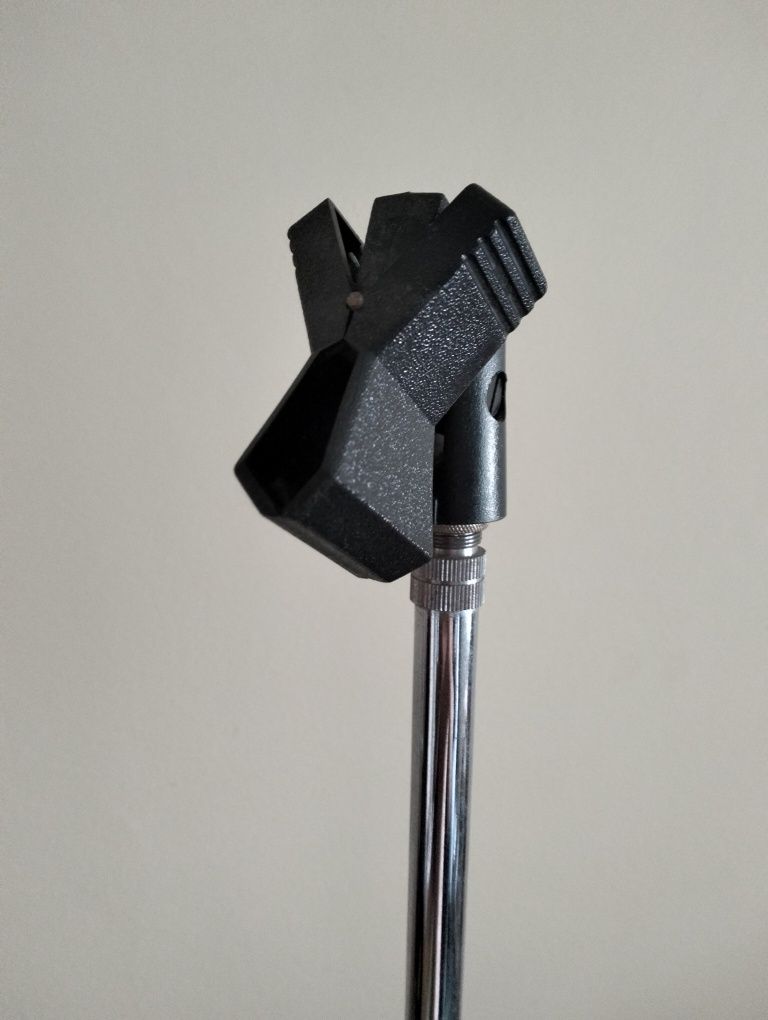 Tripé de mesa para microfone.