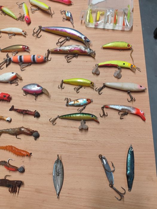 Kit completo de pesca – 4 varas, 2 carretos e várias iscas (170€