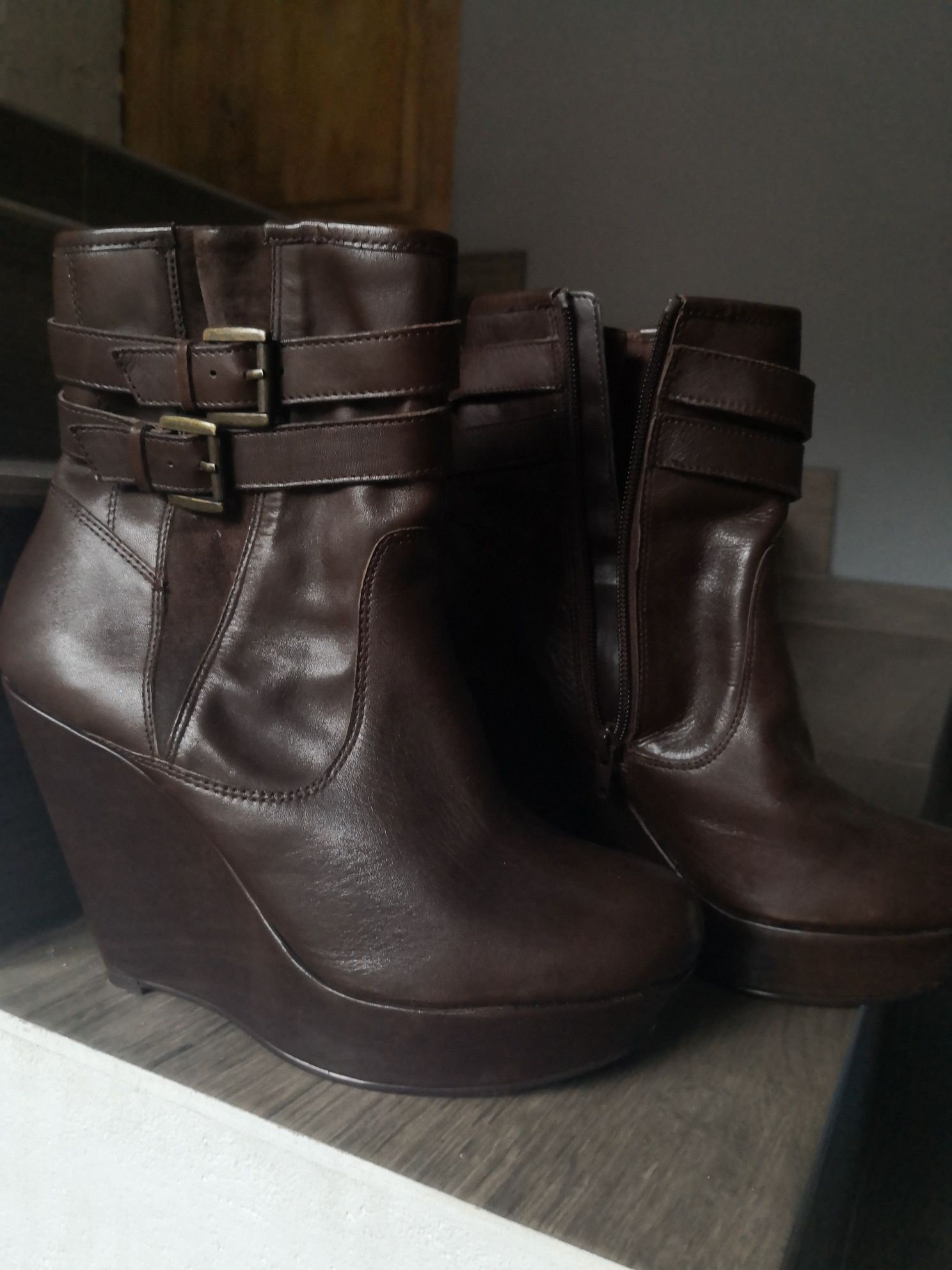 Buty że skóry na koturnie, oryginalny kształt 38