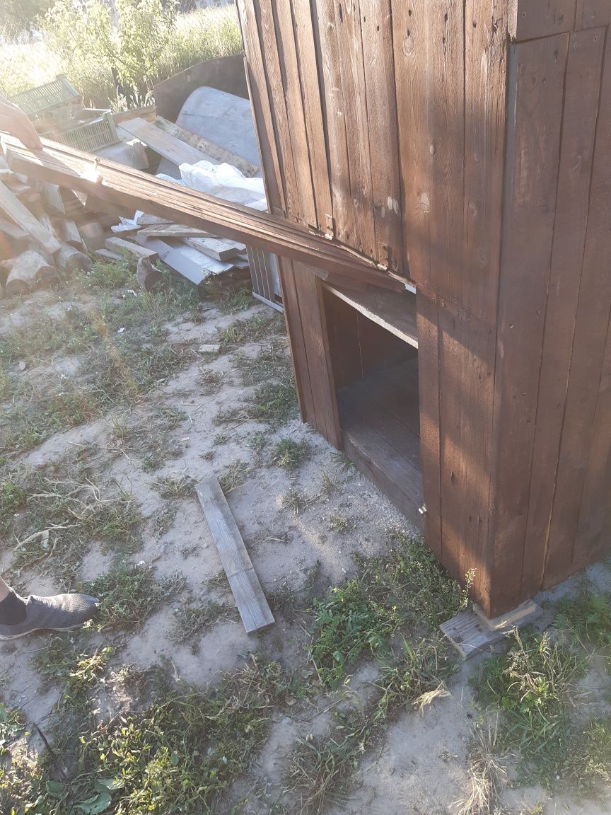 Toaleta na zewnątrz wychodek WC kibelek