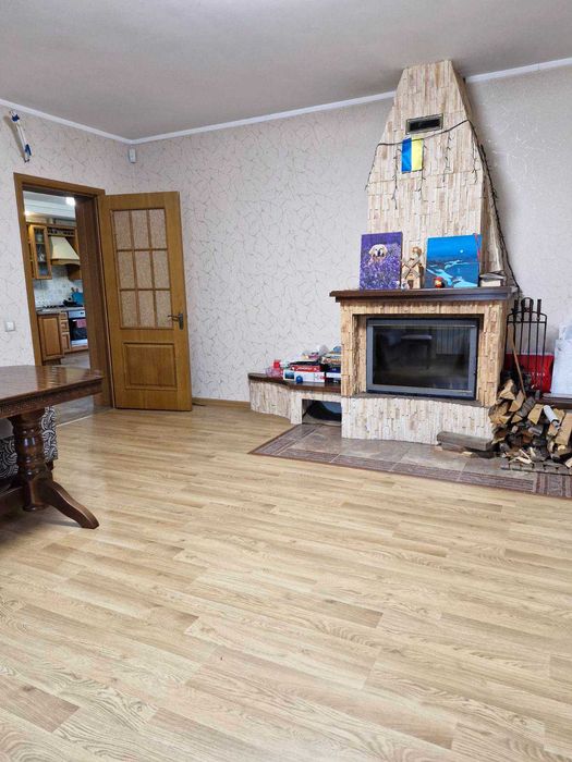 Продаж будинку 214  кв. метрів в 40 км від Києва.