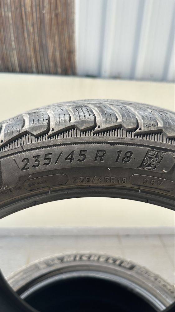4 Pneus Michelin 235/45/18