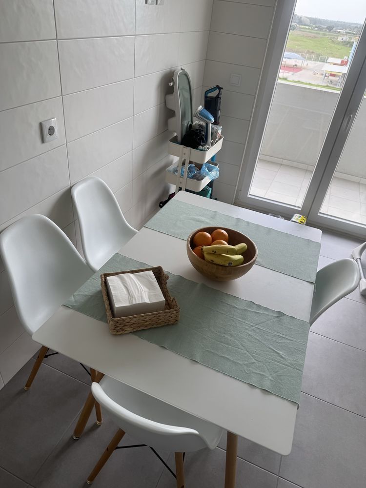 Mesa + 4 cadeiras de cozinha