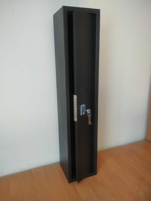 Оружейный шкаф на 2 ружья с трейзером и полкой