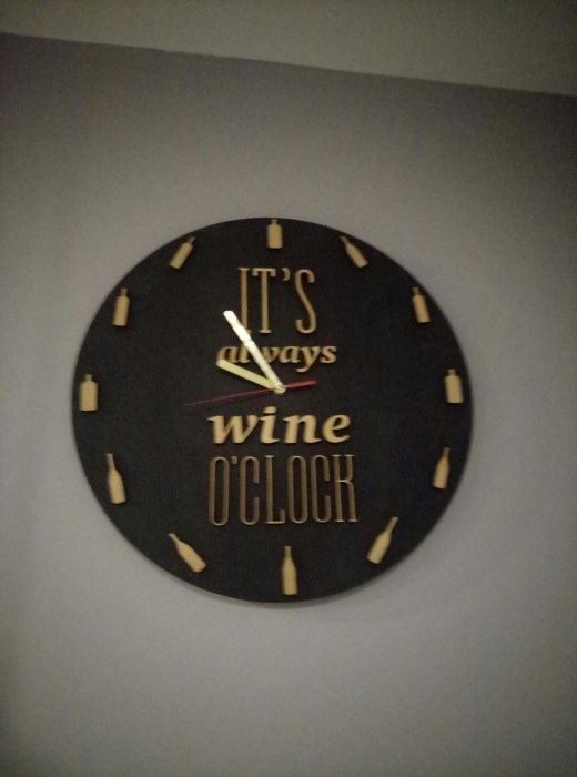 Настенные часы It's always wine o'clock.