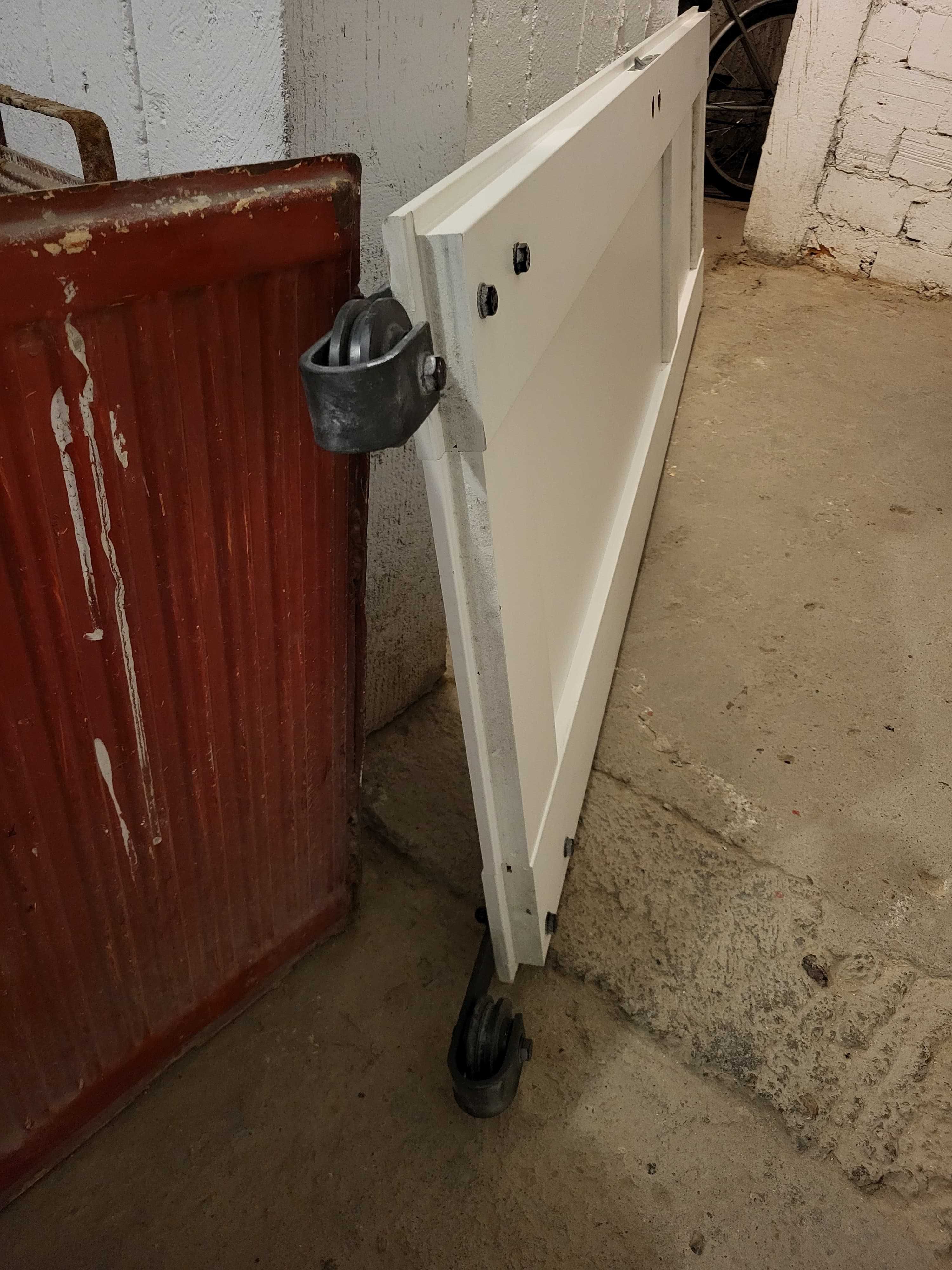 Drzwi prawe 205x64 z prowadnicami i szyną – 50 zł