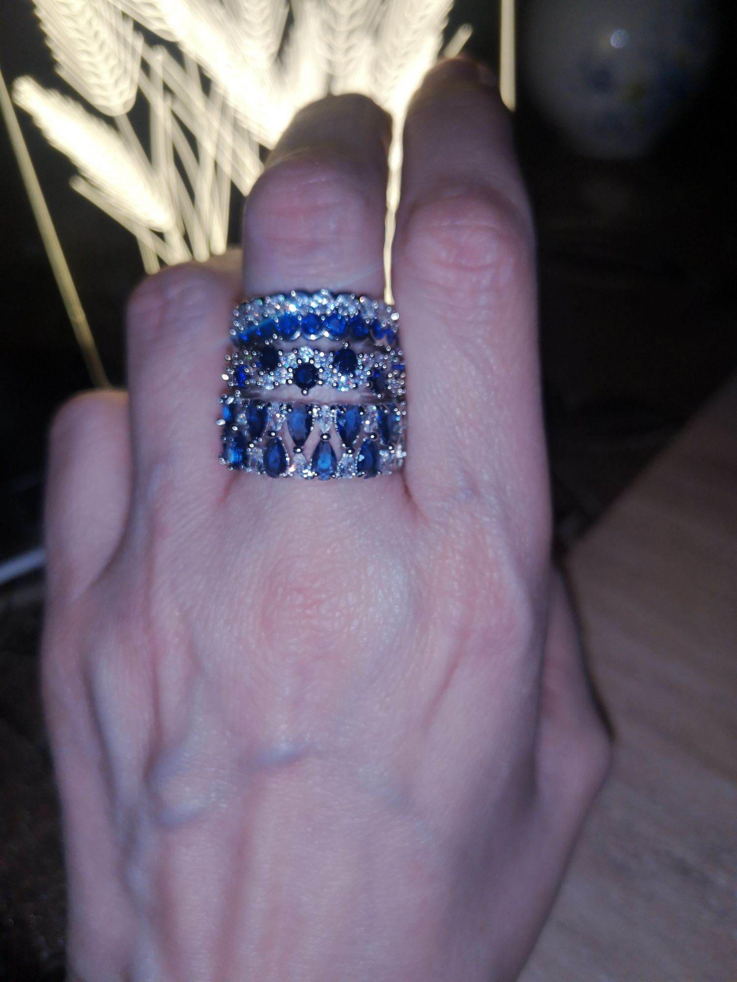 Piękny, posrebrzany pierścionek z cyrkoniami.