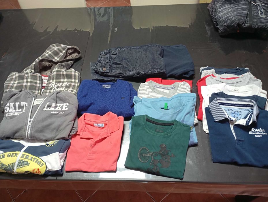 Lote de roupa de criança dos 4/6 anos