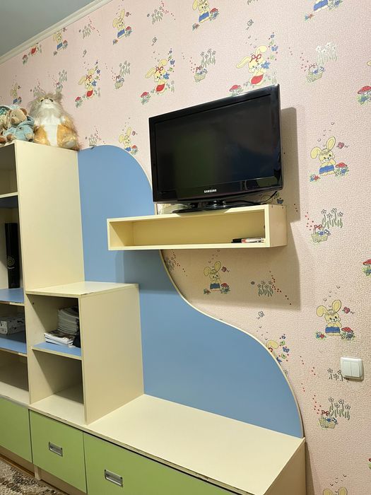 Комплект меблів  дит. кімнати, двоярусне ліжко, стіл, шафа. Терміново