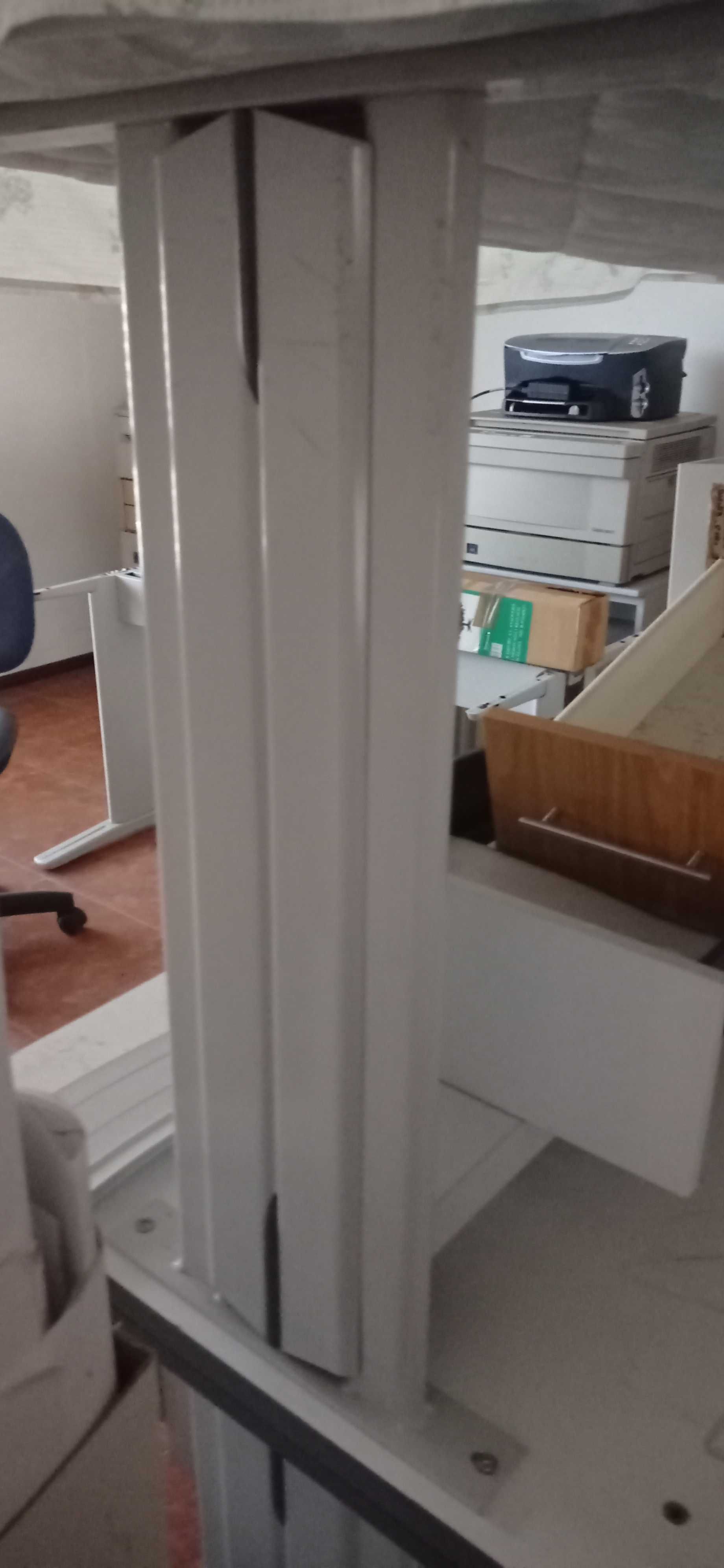 Secretaria com gavetas