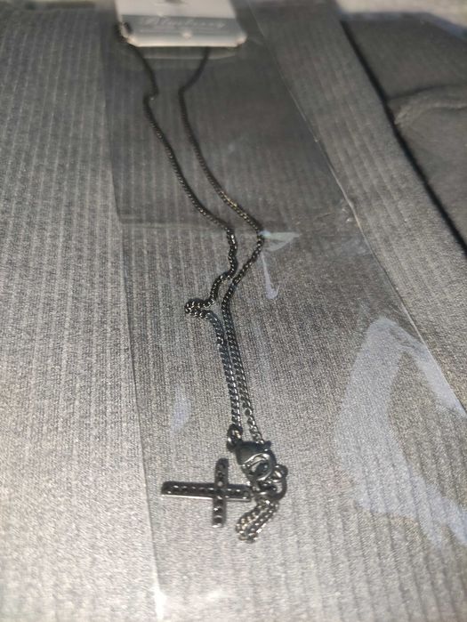 Czarny łańcuszek z krzyżykiem