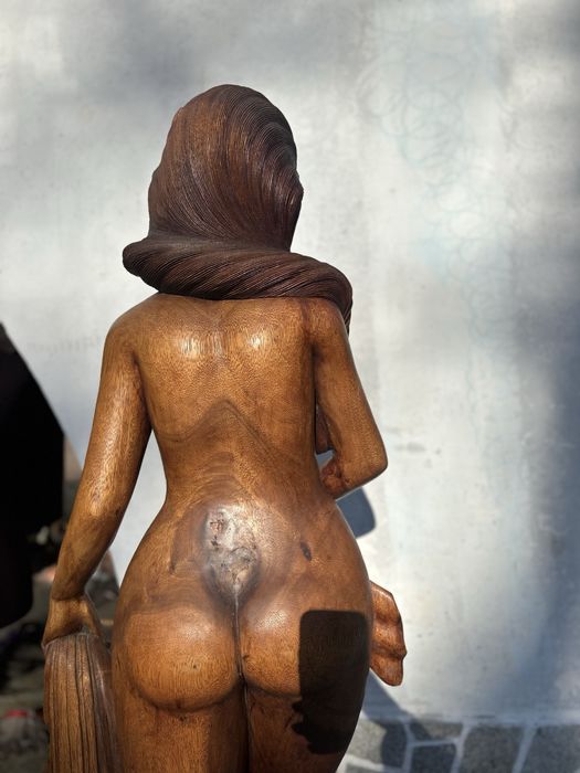 Rzeźbiona figura dekoracyjna drewniana kobieta