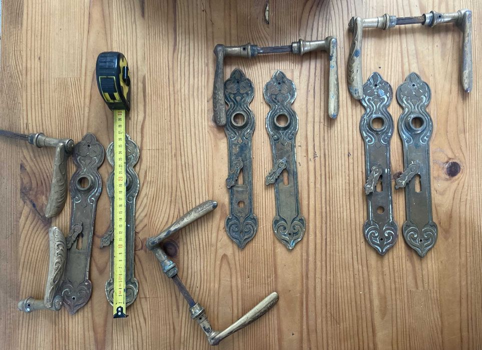 Stare mosiężne klamki z szyldami