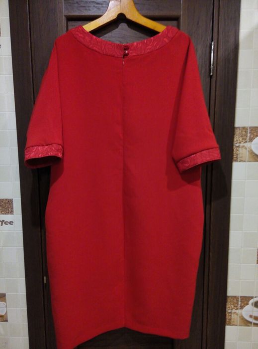 Продам красное платье размер