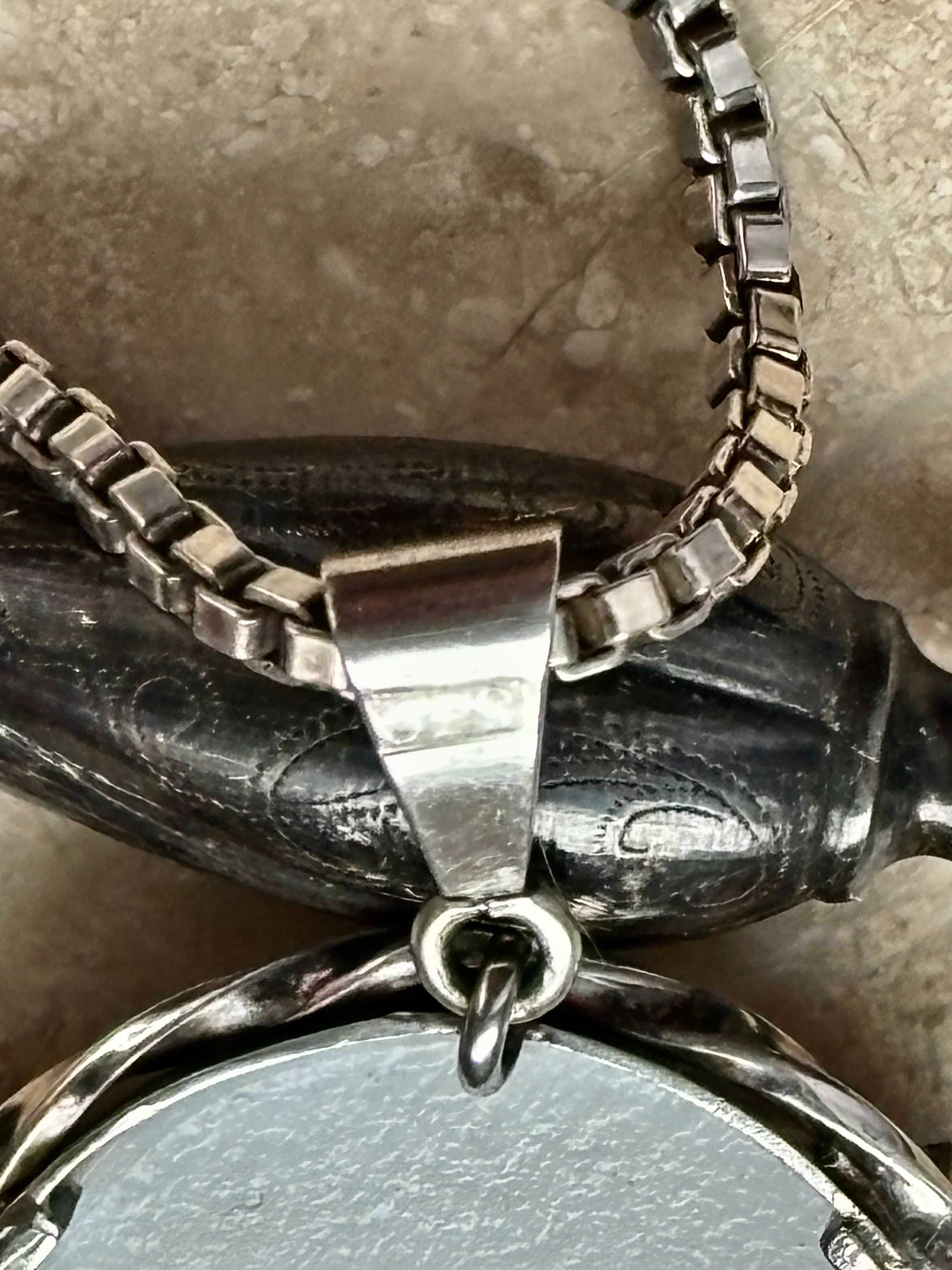 Srebrny wisior/brosza kamea, bardzo duża, na grubym łańcuszku, pr. 830