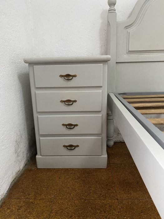 Cama e cabeceiras em mogno