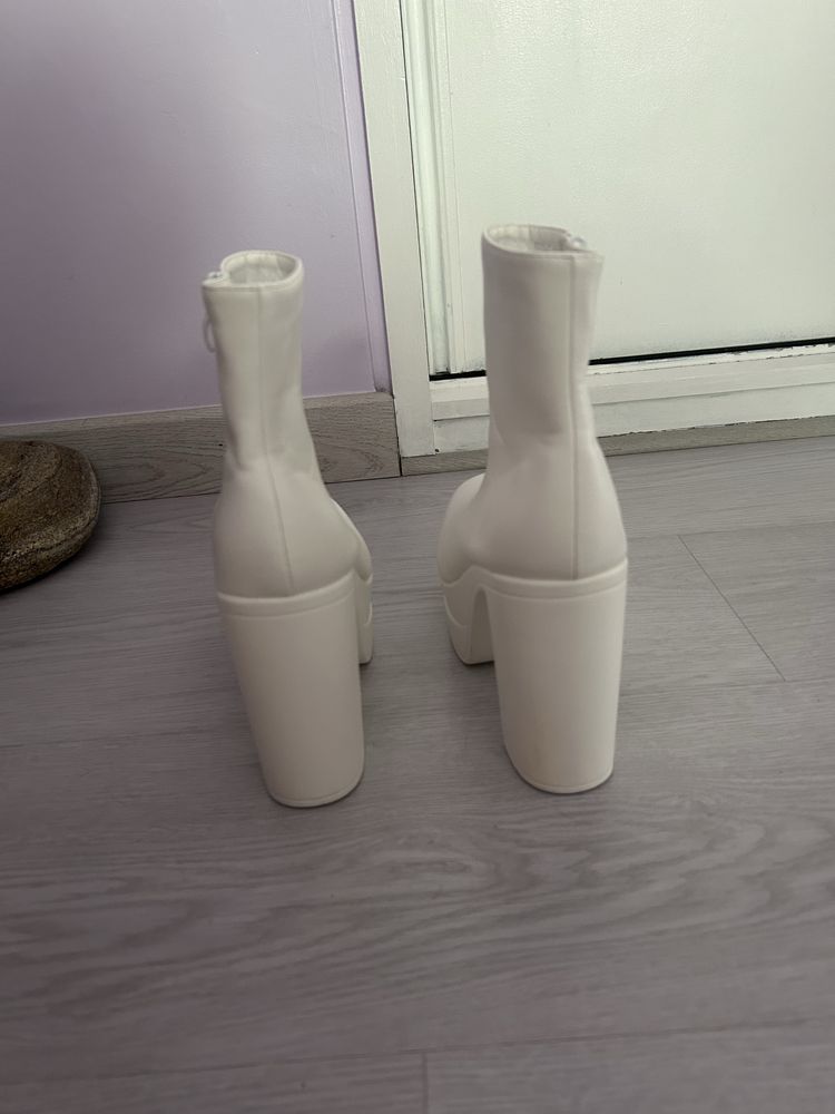 Botas brancas com tacão 38!