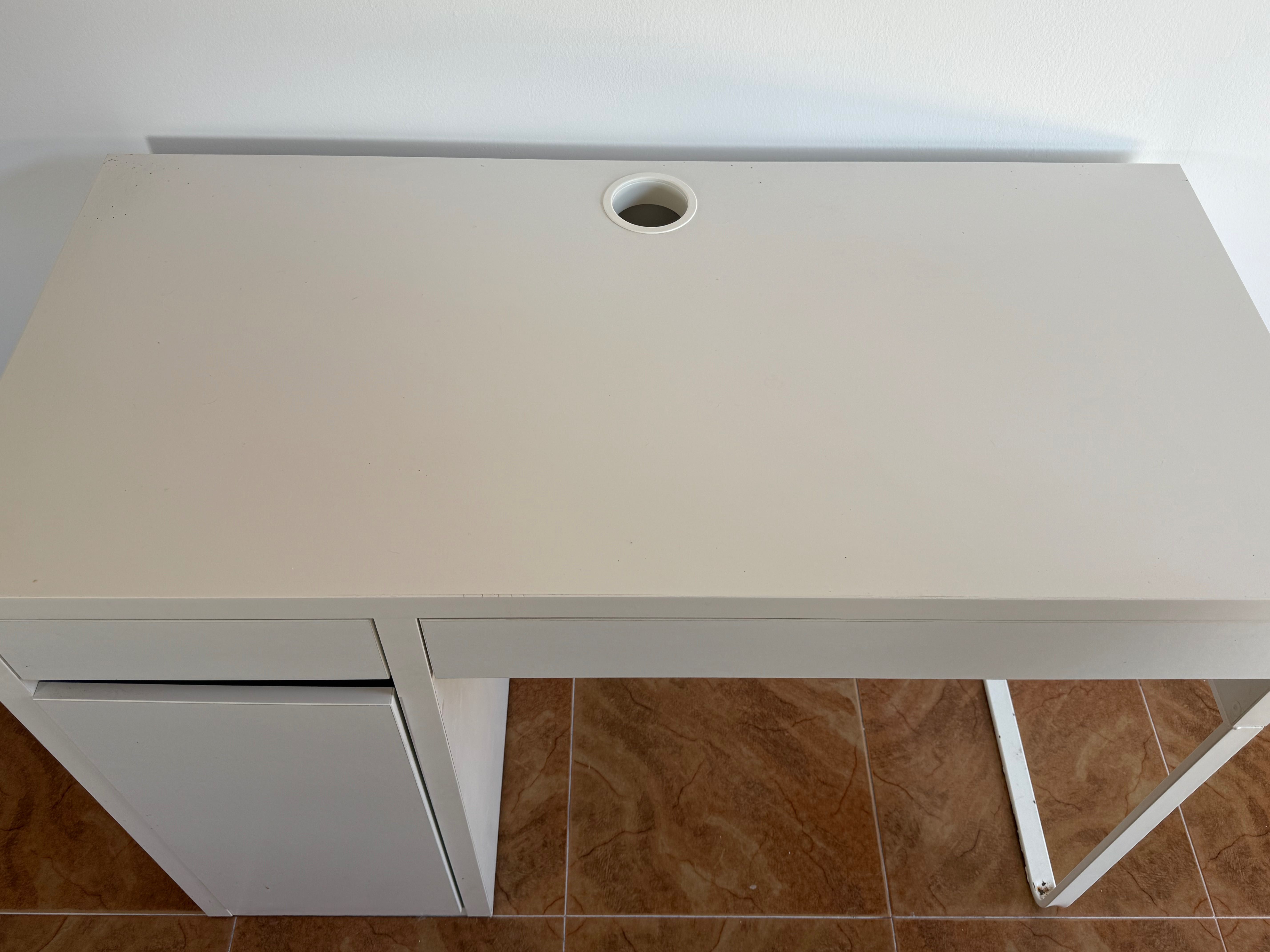 1 Secretária ikea reservada