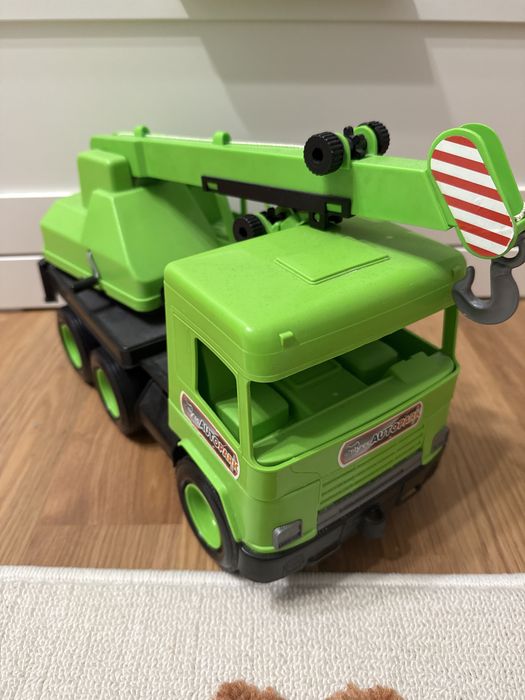 Подіцейська машина і кран